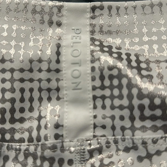 Peloton Show Up Foil Printed Legging Size Medium Like New - Picture 4 of 10
